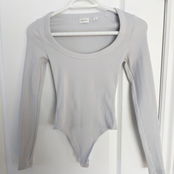 Aritzia Babaton FORMARIB SCOOPNECK LONG SLEEVE BODYSUIT grey xs @R - Picture 1 of 7